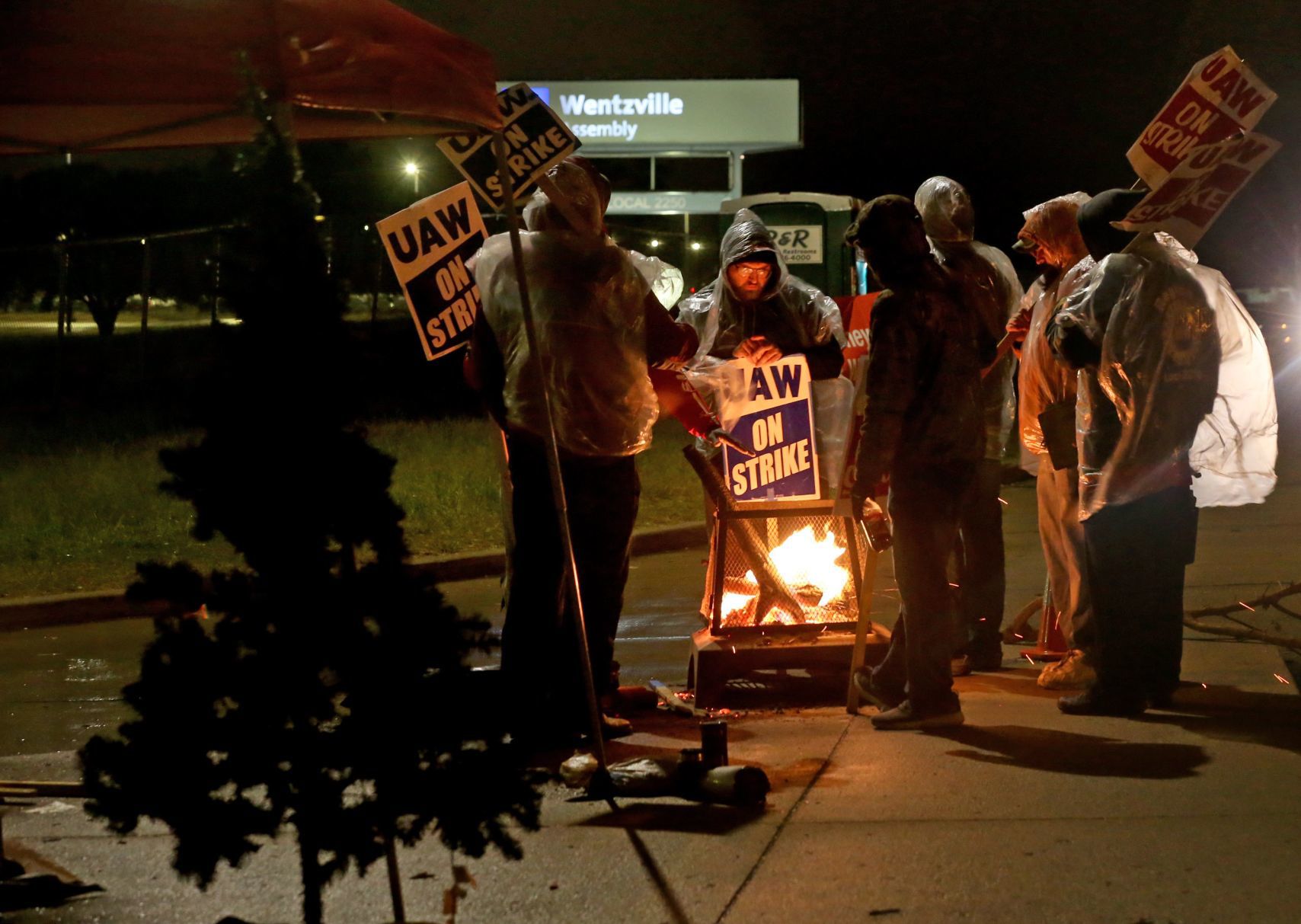 GM workers resolute as UAW strike nears a month